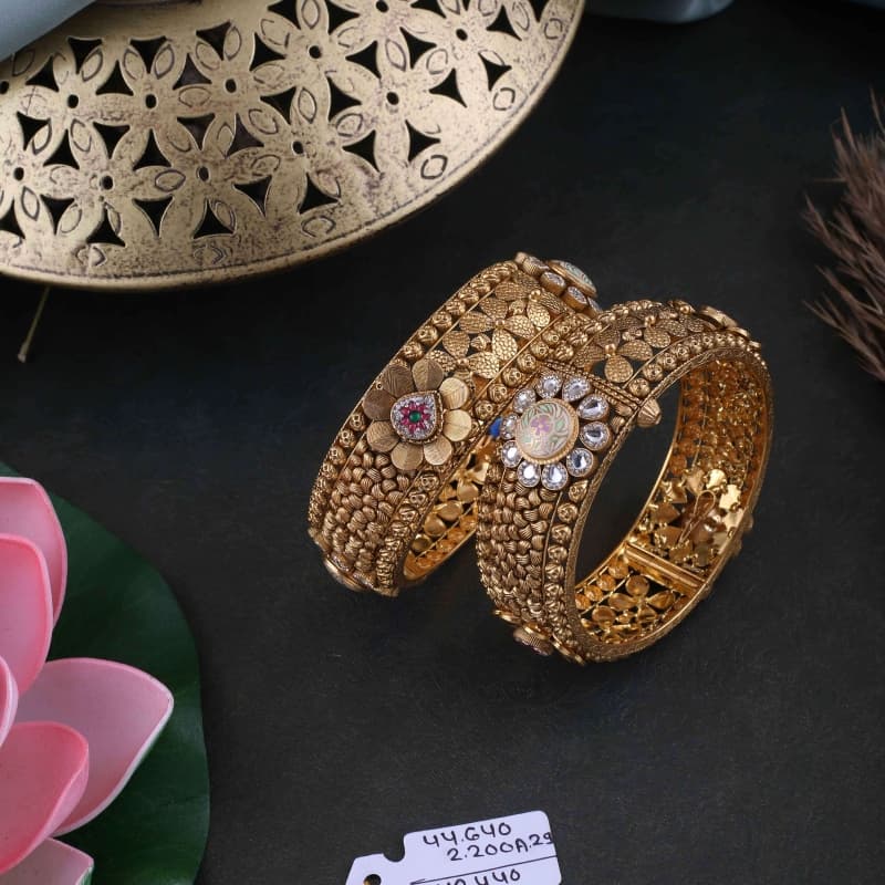 Traditional vs Modern: Choosing the Perfect Wedding Jewellery